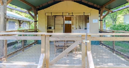 Caravane 'Tente Lodge' avec piscine partagée, terrasse privée et Wi-Fi