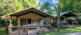 Caravan 'Tente Lodge' with Shared Pool, Private Terrace and Wi-Fi