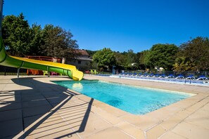 A heated pool - Caravan 'Tente Lodge' with Shared Pool, Private Terrace and Wi-Fi (Saint-Martial-de-Nabirat)