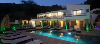 Room 'Premium 1' with Shared Pool, Wi-Fi and Air Conditioning