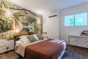 1 bedroom, free WiFi, bed sheets - Room 'Chambre Privilege 5' with Shared Pool, Wi-Fi and Air Conditioning (Roquebrune-sur-Argens)
