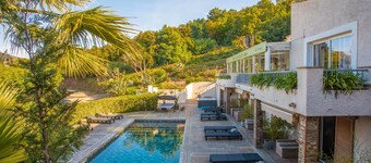 Room 'Privilege 6' with Shared Pool, Wi-Fi and Air Conditioning