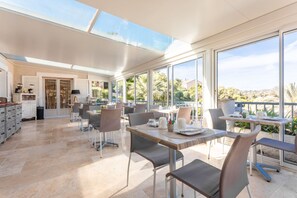 Dining - Room 'Privilege 6' with Shared Pool, Wi-Fi and Air Conditioning (Roquebrune-sur-Argens)