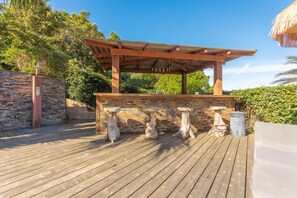 Terrace/patio - Room 'Privilege 6' with Shared Pool, Wi-Fi and Air Conditioning (Roquebrune-sur-Argens)