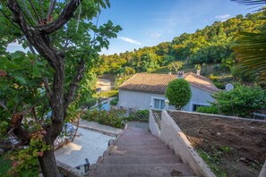 Property grounds - Room 'Privilege 6' with Shared Pool, Wi-Fi and Air Conditioning (Roquebrune-sur-Argens)