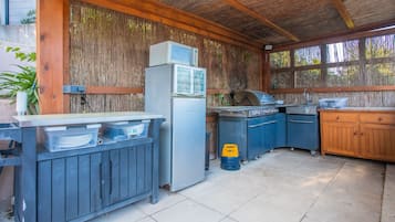 Kühlschrank, Herdplatte, Kochgeschirr/Geschirr/Besteck