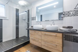Dusche, Haartrockner, Handtücher