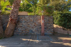 Property grounds - Room 'Privilege 10' with Shared Pool, Wi-Fi and Air Conditioning (Roquebrune-sur-Argens)