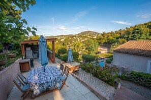 Outdoor dining - Room 'Privilege 10' with Shared Pool, Wi-Fi and Air Conditioning (Roquebrune-sur-Argens)