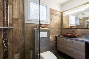 Shower, hair dryer, towels - Room 'Privilege 10' with Shared Pool, Wi-Fi and Air Conditioning (Roquebrune-sur-Argens)