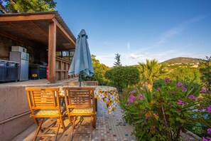 Outdoor dining - Room 'Premium 3' with Shared Pool, Wi-Fi and Air Conditioning (Roquebrune-sur-Argens)