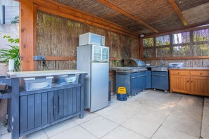 Refrigerador, parrilla de estufa y utensilios de cocina 