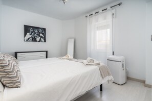 2 bedrooms, iron/ironing board, free WiFi, bed sheets - Apartment 'Casa Terrace' with Private Terrace, Wi-Fi and Air Conditioning (Carvoeiro)
