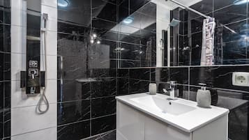 Ducha, secador de pelo y toallas