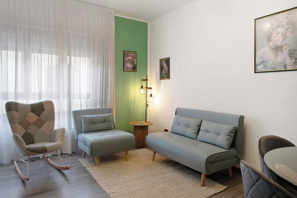 TV, fireplace - Apartment 'Rifugio Di Sebi' with Mountain View, Wi-Fi and Air Conditioning (Morbegno)