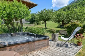 Outdoor spa tub - Holiday Home 'Fayard' with Mountain View, Private Terrace and Wi-Fi (Aillon-le-Jeune)
