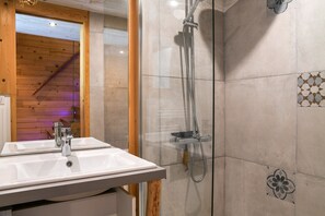 Shower, hair dryer - Le Fayard Loft – Character Apartment in Renovated Farmhouse, Hot Tub, Mountain Views (Aillon-le-Jeune)