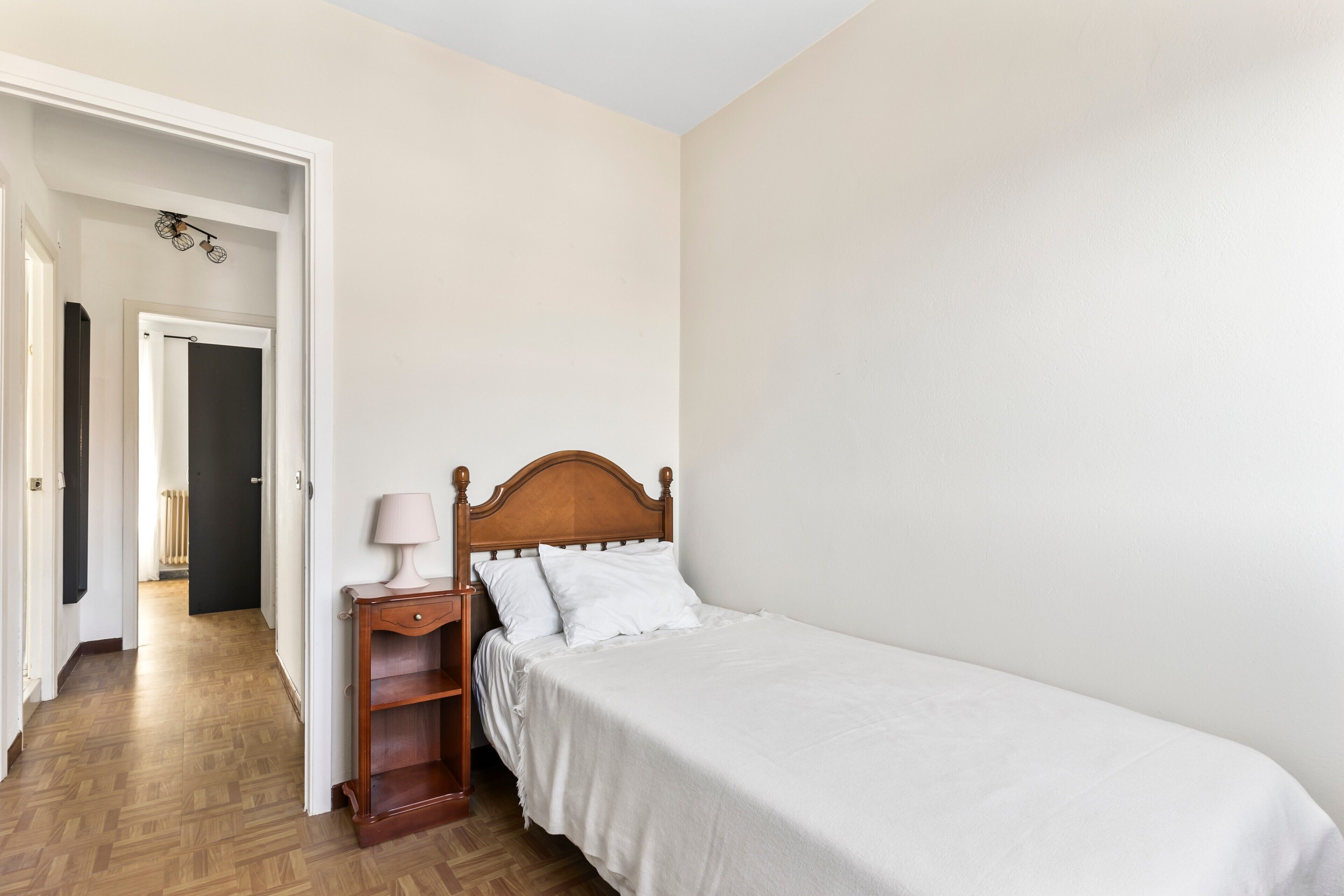3 bedrooms, iron/ironing board, WiFi (free), bed sheets