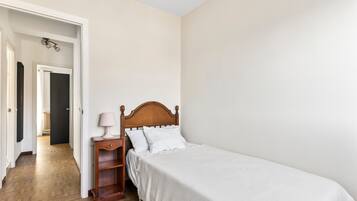 3 bedrooms, iron/ironing board, WiFi (free), bed sheets