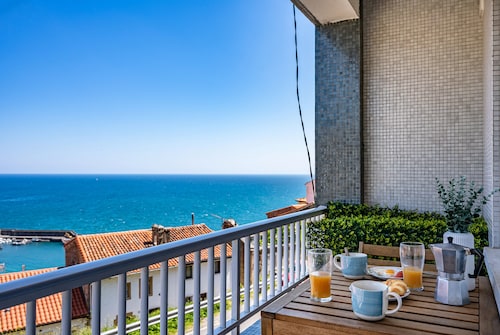 Apartment &#x27;El Privilegio De Lastres&#x27; with Sea View and Balcony