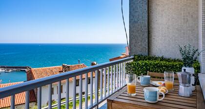 Apartamento 'El Privilegio De Lastres' con vistas al mar y balcón