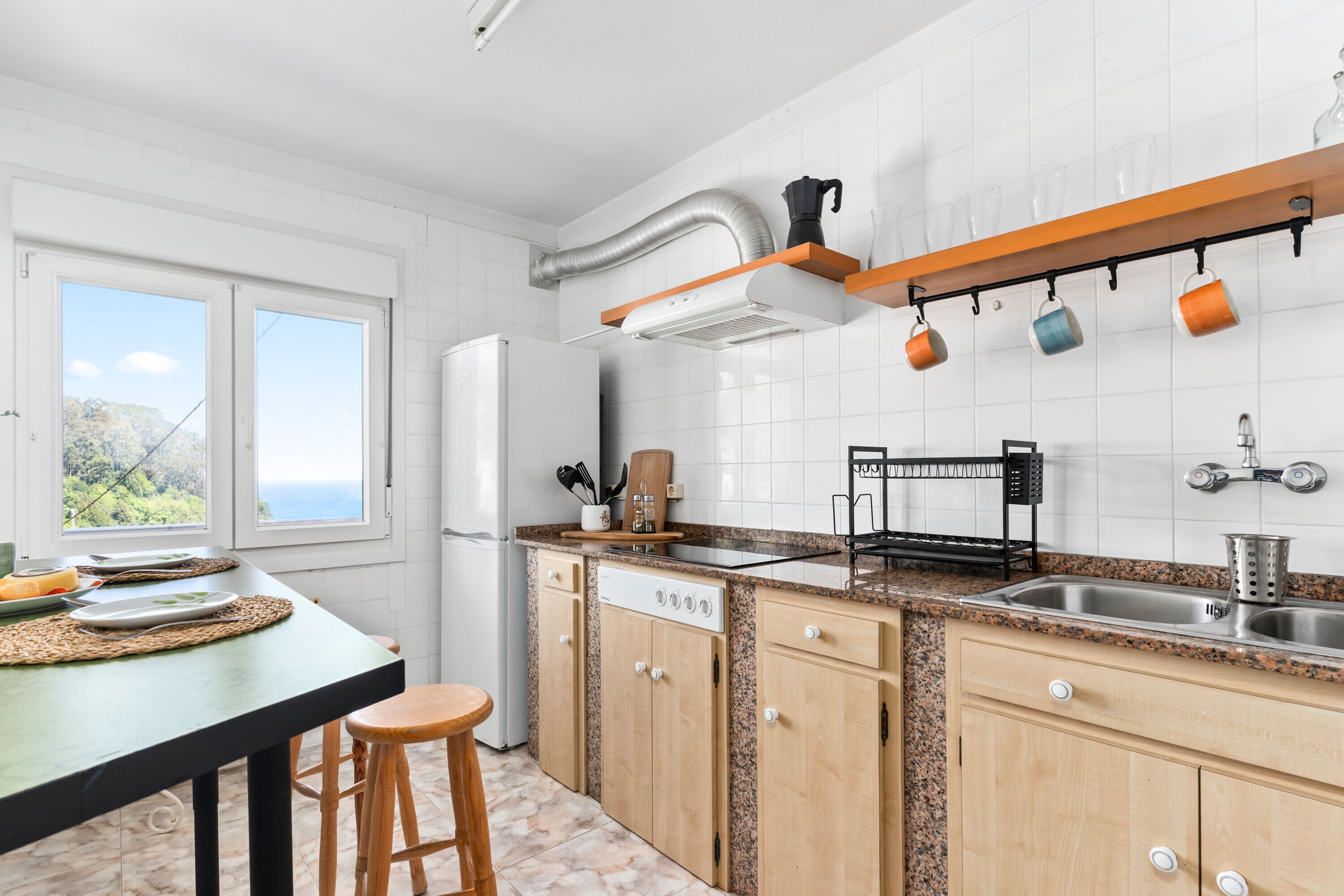 Réfrigérateur, micro-ondes, plaque de cuisson, lave-vaisselle