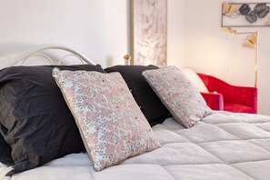 1 bedroom, bed sheets - Charming Holiday Home in Village Center, Near Beach and Amenities (Canet-en-Roussillon)