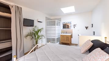 1 bedroom, bed sheets