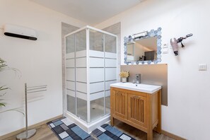 Douche, sèche-cheveux, serviettes fournies