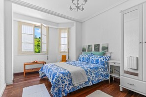 2 عدّة غرف نوم ومكواة/لوح كي وواي فاي مجانًا وملاءات أسرّة