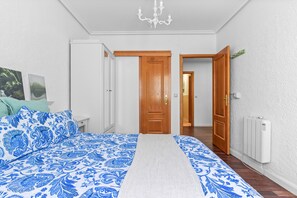 2 عدّة غرف نوم ومكواة/لوح كي وواي فاي مجانًا وملاءات أسرّة