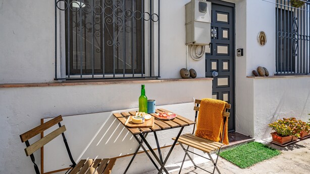 A small outdoor seating area with a table, chairs, and a bench. - Holiday Home 'El Fontanin, Tu Descanso Marinero' with Private Terrace (Lastres)