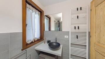 Douche, sĂšche-cheveux, serviettes fournies