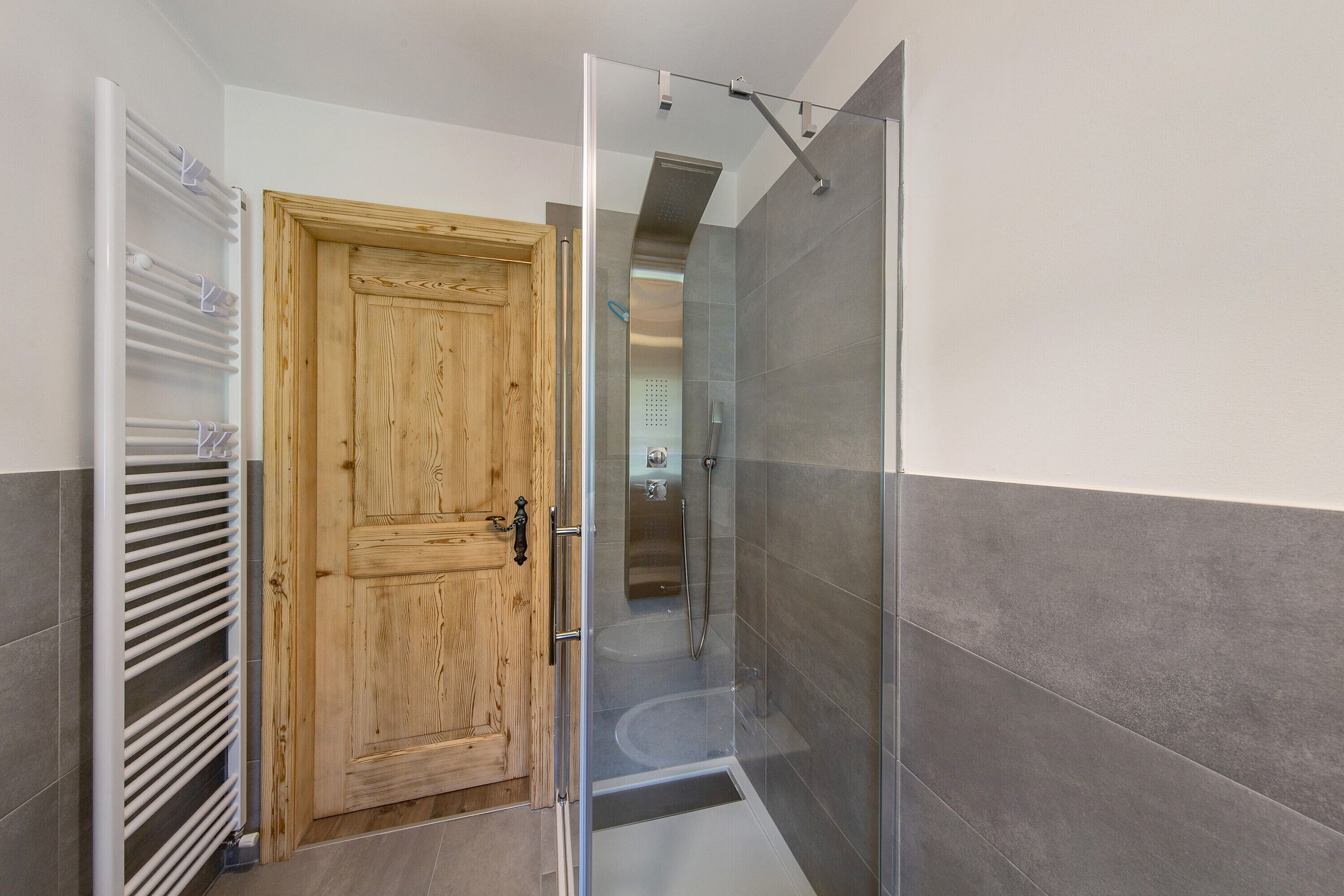 Een douche, een haardroger, handdoeken