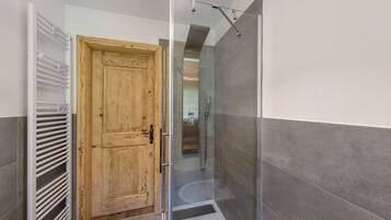 Een douche, een haardroger, handdoeken