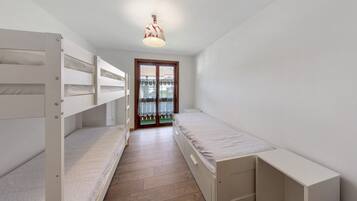 3 slaapkamers, een strijkplank/strijkijzer, gratis wifi, beddengoed