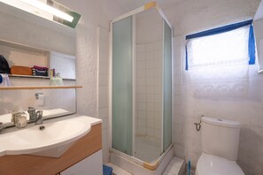 Dusche, kostenlose Toilettenartikel, Haartrockner, Handtücher
