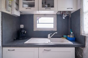 Fridge, microwave, oven, stovetop - Holiday Home 'Le Refuge Marin' (Le Pradet)