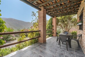 Outdoor dining - Holiday Home 'Las Gallinas Cottage' with Mountain View, Wi-Fi and Air Conditioning (Órgiva)