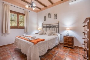 2 makuuhuonetta, silitysrauta/-lauta, ilmainen Wi-Fi, vuodevaatteet