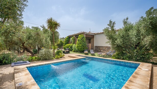 A rectangular swimming pool with clear blue water, surrounded by a stone deck. - Holiday Home 'Benizarte' with Mountain View, Wi-Fi and Air Conditioning (Órgiva)