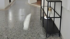 A hallway with a black metal console table, a vase with dried pampas grass, and a door leading to a bedroom. - Apartment 'Monti View' with Private Terrace, Wi-Fi and Air Conditioning (Roma)