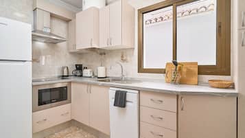 Frigorífico, placa de cocina, lavavajillas y cafetera o tetera