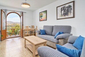 TV - Apartment 'Cazabonnet' with Mountain View, Balcony and Wi-Fi (Frigiliana)