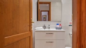 Een douche, een haardroger, handdoeken