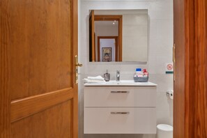 Douche, sèche-cheveux, serviettes fournies