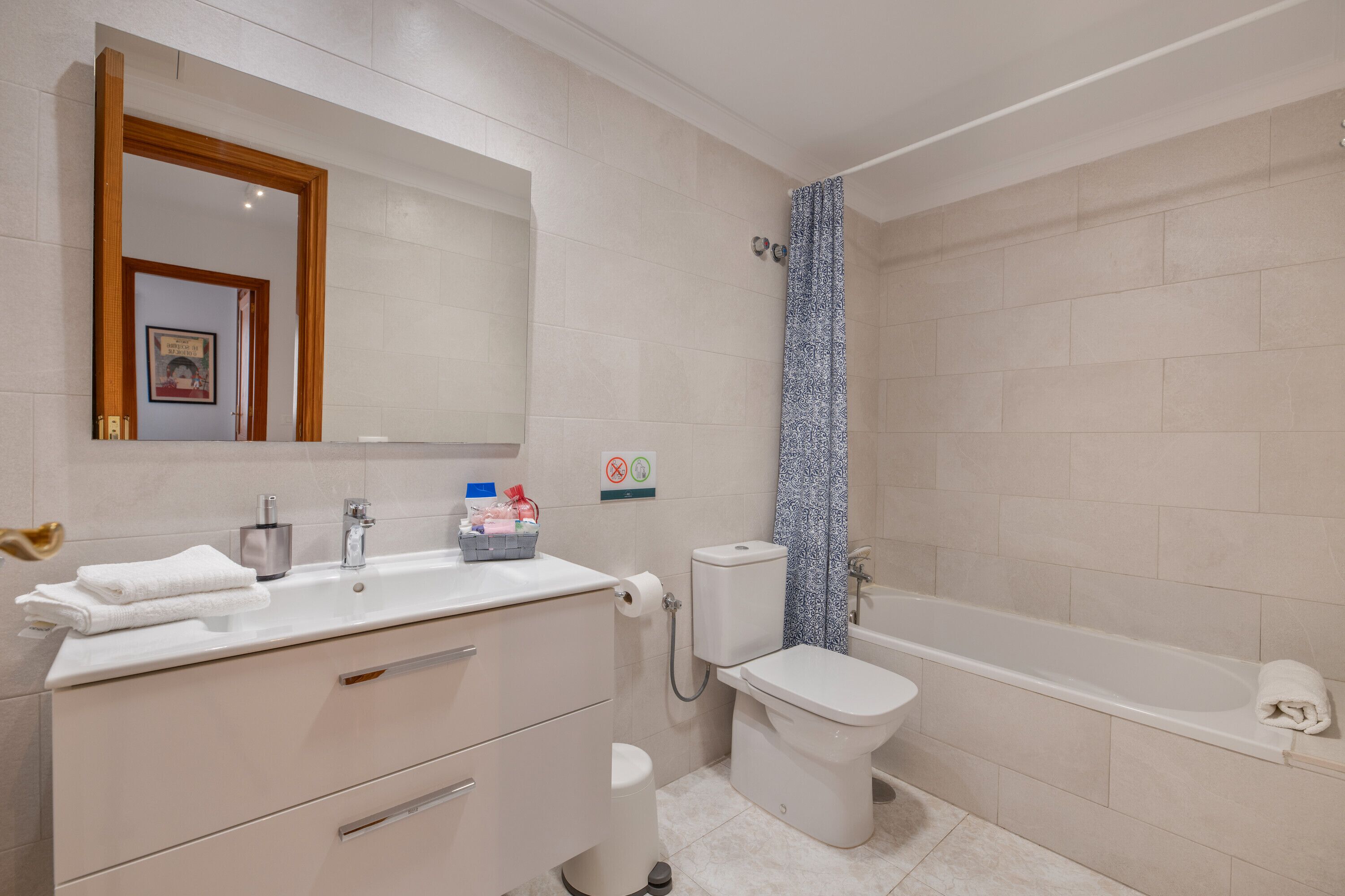 Douche, séchoir à cheveux, serviettes fournies