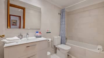 Een douche, een haardroger, handdoeken