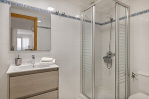 Dusche, Haartrockner, Handtücher