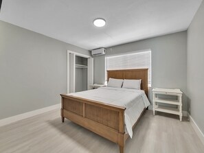 1 slaapkamer, een strijkplank/strijkijzer, wifi, beddengoed